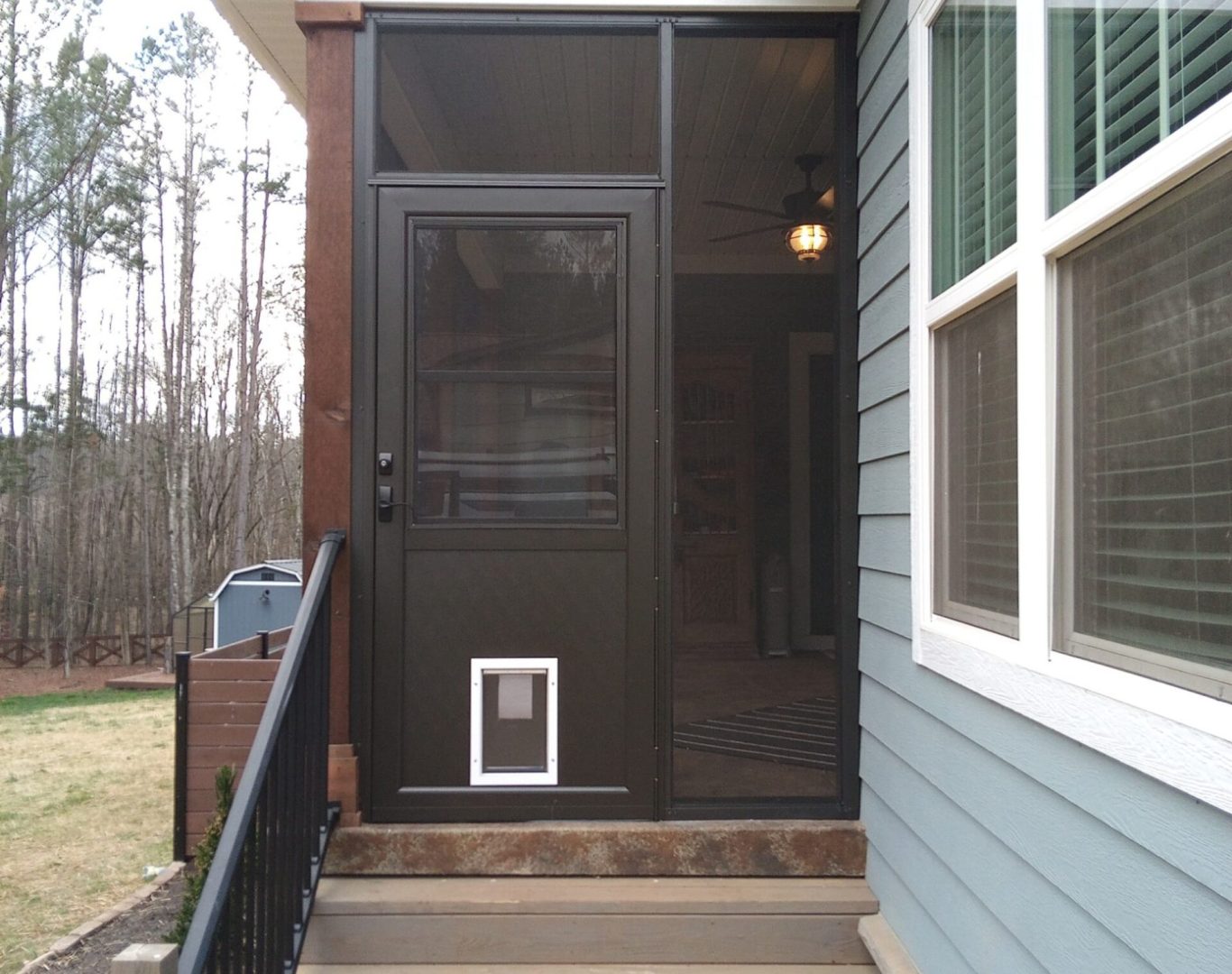 Screen Enclosure with Dog Door